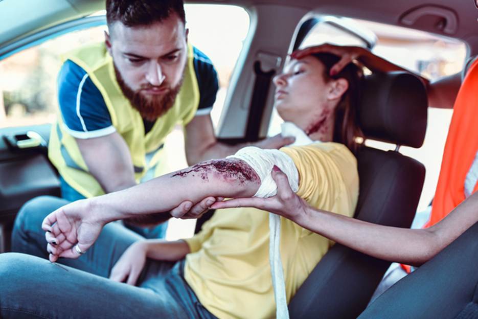 A person with a bandaged arm in a car

AI-generated content may be incorrect.